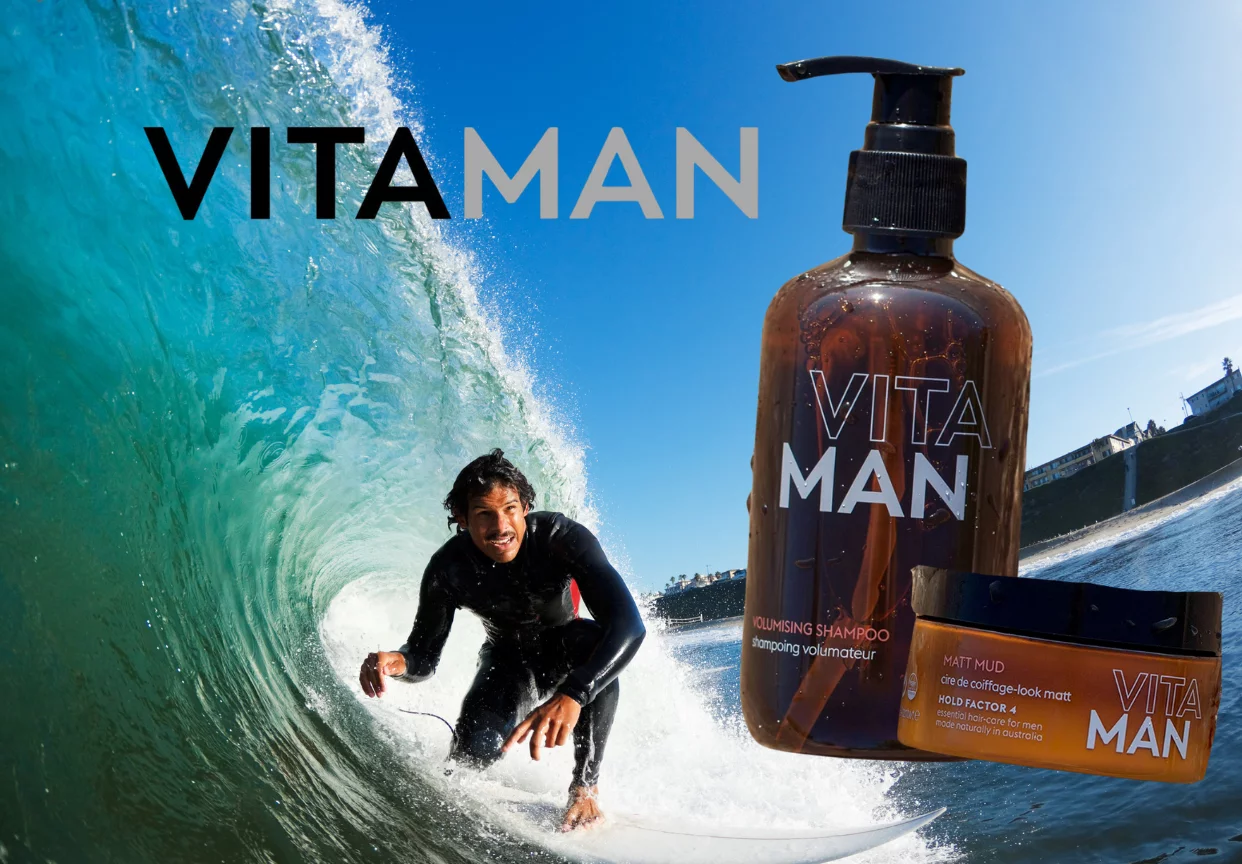 Homme faisant du surf avec des produits de soin VITAMAN pour homme en arrière-plan