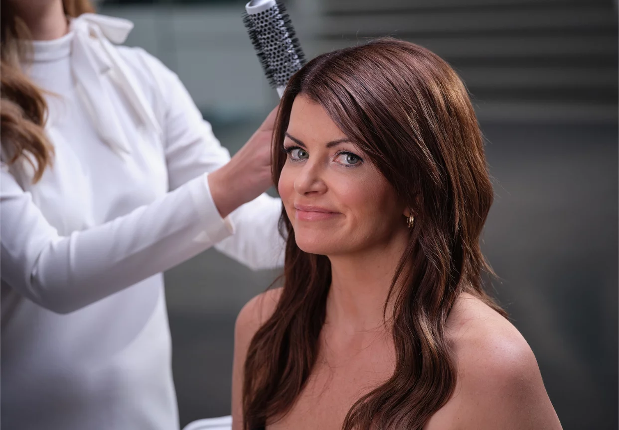 Kim Lévesque-Lizotte se faisant coiffer, assise dans un salon de coiffure